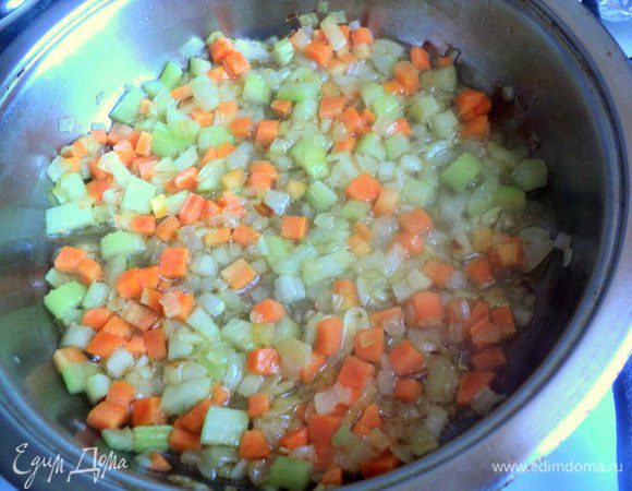 Подготовленные овощи обжарить с добавлением растительного масла, около 5-7 минут.