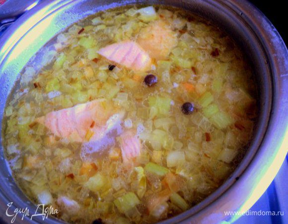 Пассированные овощи переложить в суп. Варить еще около 5 минут.