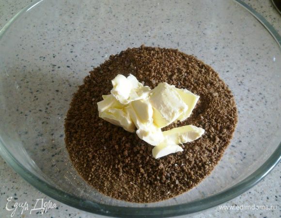 ....добавить к крошке мягкое сливочное масло и растереть руками....