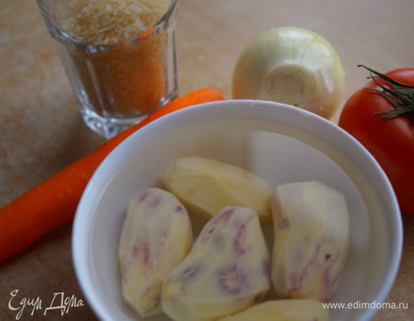 Готовлю все ингредиенты для супа. В четырехлитровую кастрюлю наливаю воду и ставлю на огонь.