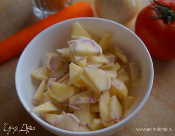 Картофель измельчила, заложила в кипяток, посолила, варю до готовности.