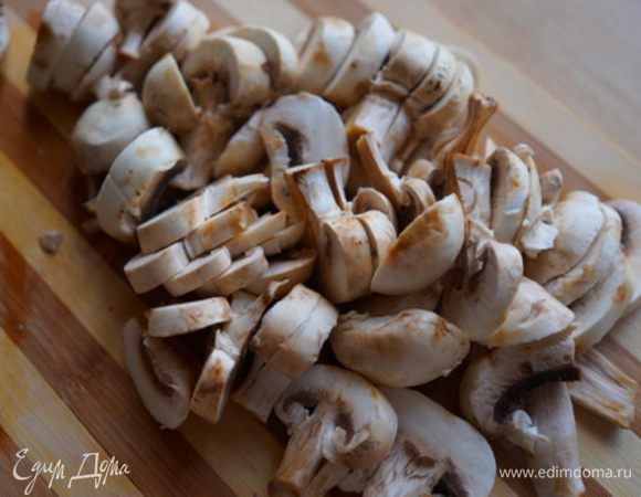 Грибы порезала, обжарила на подсолнечном масле.