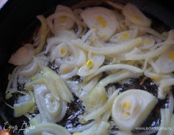 Обжариваю лук, до золотистого цвета, на подсолнечном масле.