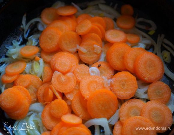 Обжарив лук на сковороде добавляю порезанную кольцами (в супе я люблю крупно порезанную морковь) морковь, обжариваю. Затем добавляю томатную пасту, измельченный помидор и красный перец. Заправку кипячу 3-5 минут и снимаю с огня.