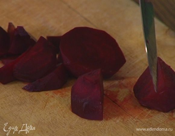 Свеклу запечь в разогретой духовке, затем почистить и порезать небольшими дольками.