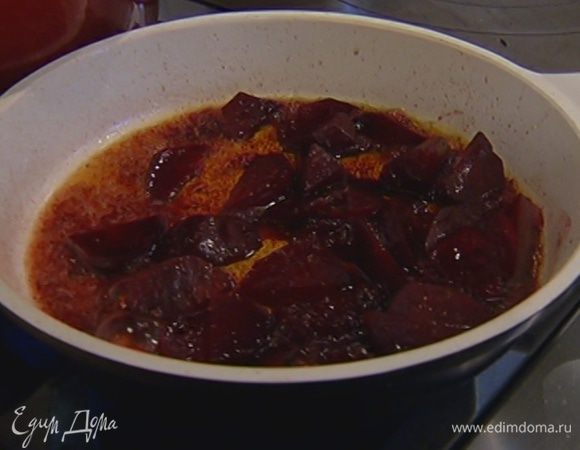 Разогреть в сковороде 1 ст. ложку оливкового масла, выложить свеклу, добавить мед, посолить, поперчить, влить бальзамический уксус и обжарить.