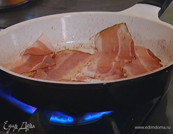 Обжаренную свеклу переложить в другую посуду, а на сковороду выложить сало.