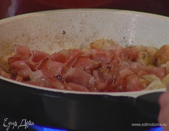 Хлеб нарезать небольшими кубиками и отправить в сковороду с салом, добавить 1 ст. ложку оливкового масла, перемешать и обжарить сало до золотистого цвета.