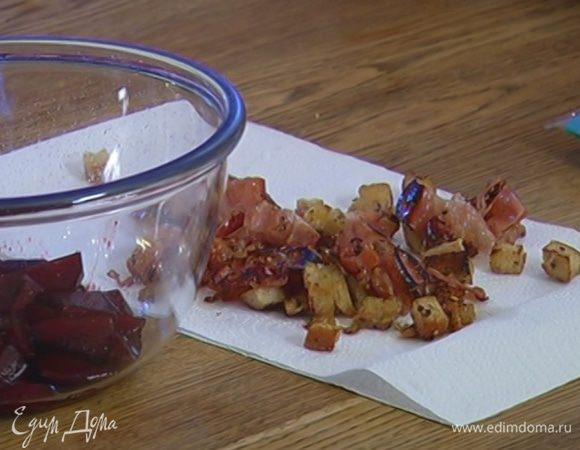 Выложить сало и хлеб на бумажное полотенце, чтобы удалить излишки жира.