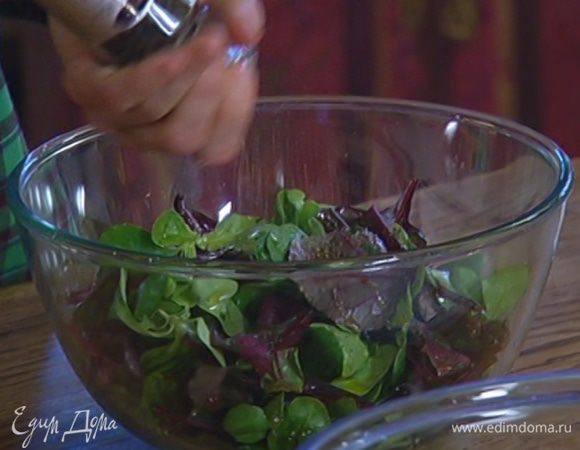 Листья салата сбрызнуть оливковым маслом и лимонным соком, посолить, поперчить и перемешать.