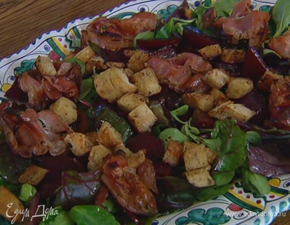 Выложить на блюдо салатный микс, затем свеклу с образовавшимся соком, а сверху сало и сухарики.