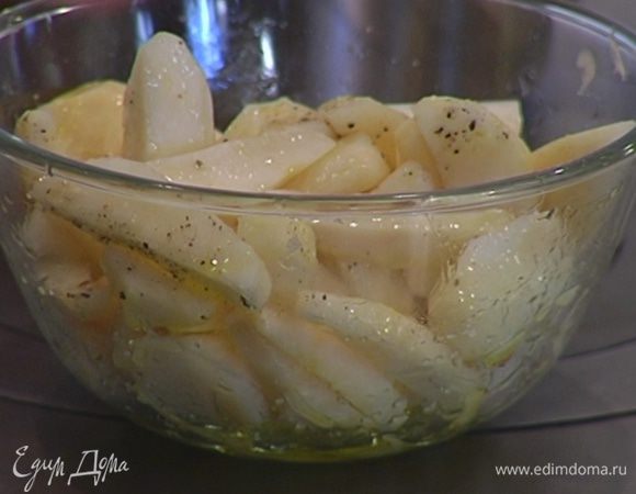 Топинамбур почистить, нарезать дольками, посолить, поперчить, сбрызнуть 1–2 ст. ложками оливкового масла.