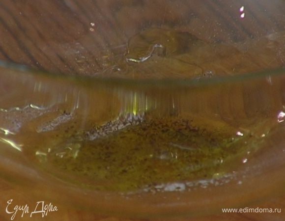 Приготовить заправку: соединить соль, перец, 2 ст. ложки оливкового масла и лимонный сок, все перемешать.