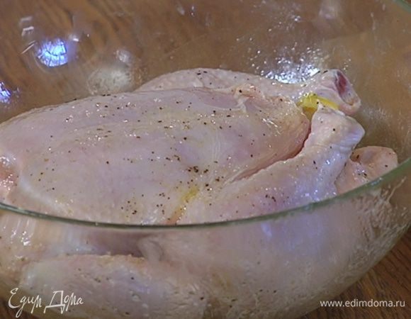 Тушку цыпленка вымыть и «искупать» в оливково-лимонной заправке. Поместить внутрь тушки все кусочки лимона.