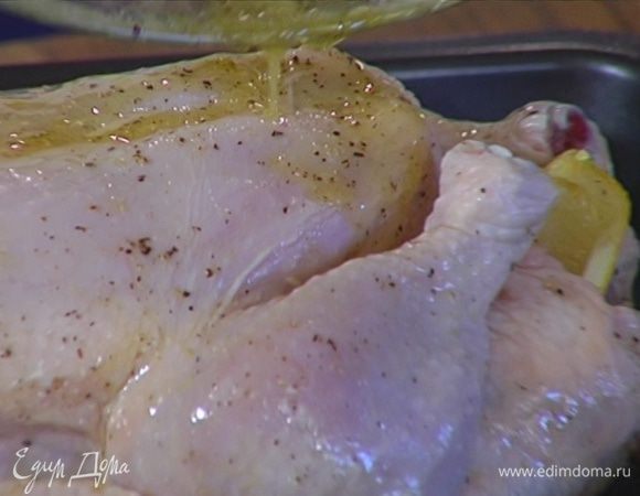 В небольшой противень с высокими бортами уложить цыпленка, полить оставшейся заправкой и запекать в разогретой духовке 30 минут.