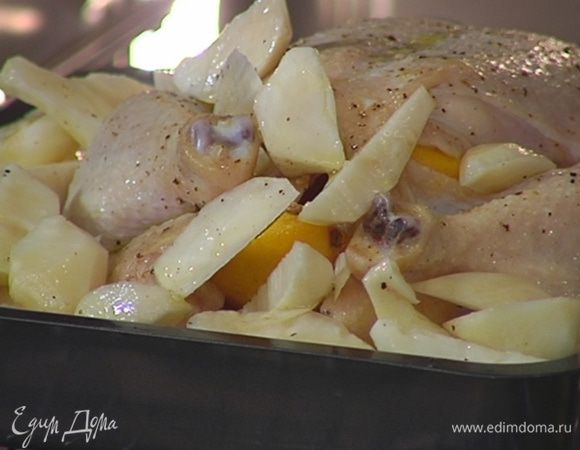 Добавить в противень с цыпленком топинамбур, полить все образовавшимся соком и отправить обратно в духовку еще на 30 минут.