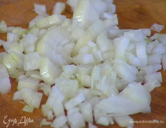 Лук почистить и мелко порубить.