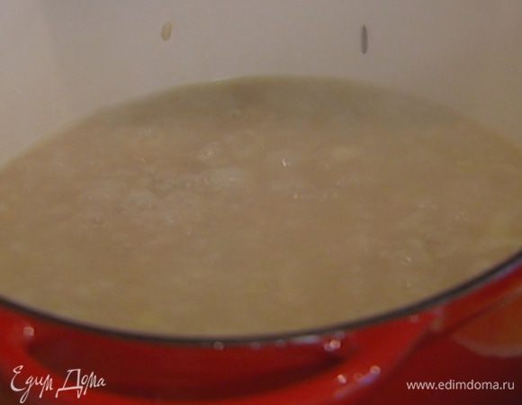 Влить горячий куриный бульон, накрыть крышкой и готовить на медленном огне.