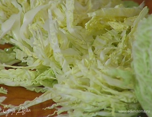 Капусту нашинковать не слишком мелко.