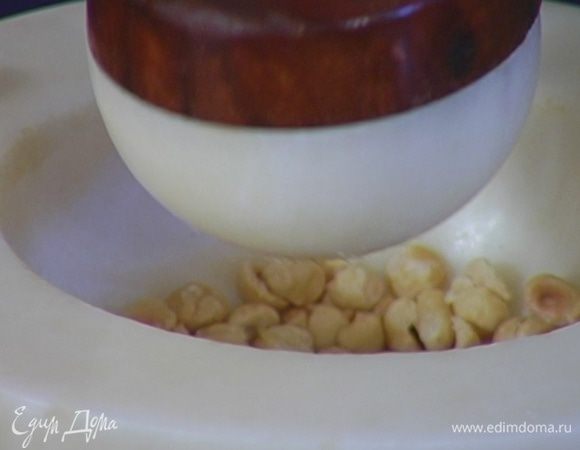 Орехи слегка измельчить в ступке, так чтобы остались крупные кусочки.