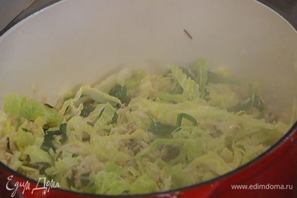 Когда рис практически будет готов, добавить в кастрюлю капусту и шпинат, все перемешать и дать капусте и шпинату поплыть.