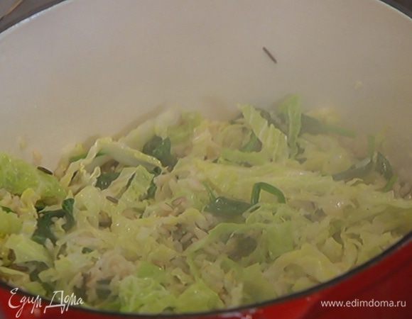 Когда рис практически будет готов, добавить в кастрюлю капусту и шпинат, все перемешать и дать капусте и шпинату поплыть.