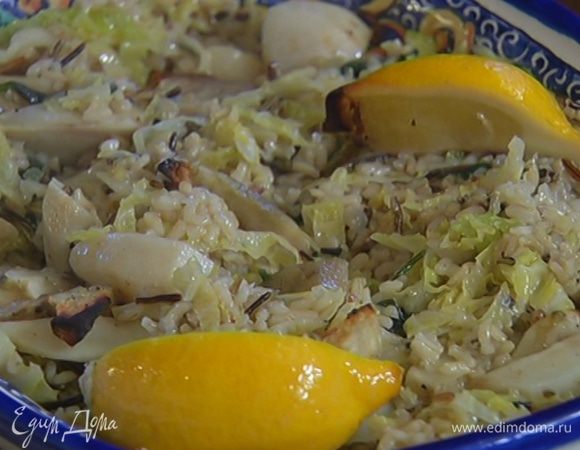 Готовый рис с капустой и шпинатом выложить на блюдо, добавить топинамбур, орехи и все перемешать.