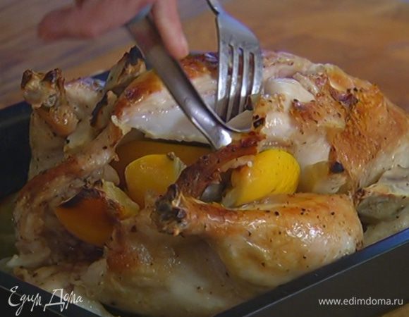 Запеченную курицу разделать на кусочки и добавить к плову, сверху выложить дольки лимона.