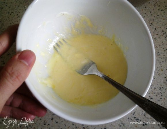 ...в отдельно мисочке взбить яйцо со сметаной....