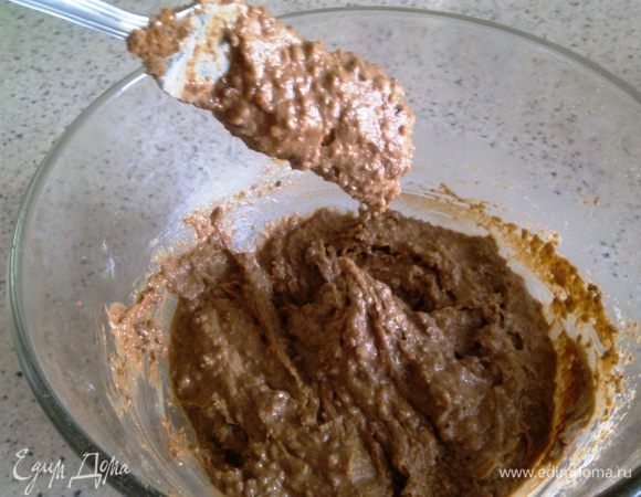 ...смешать пряничную крошку со сметанно-яичной смесью и хорошенько перемешать...получается довольно таки вязкое "тесто"...