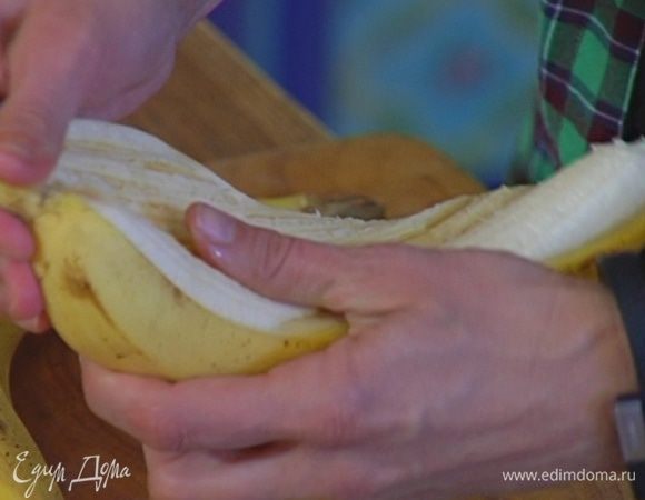Бананы почистить. 