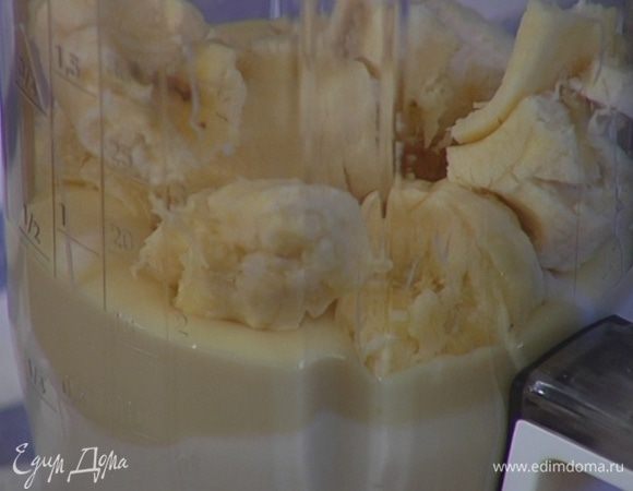 Один банан поломать небольшими кусочками, выложить в чашу блендера, добавить йогурт и сгущенку и взбить все в однородную массу.