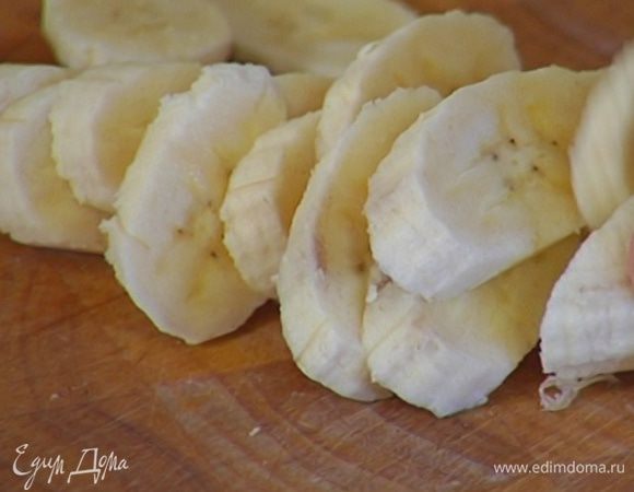 Второй банан нарезать кружками.
