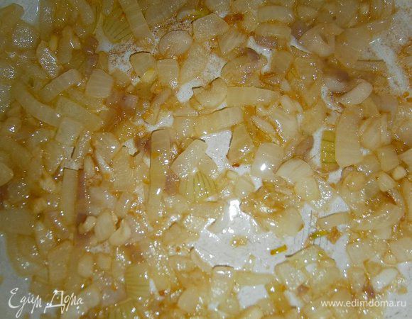 Луковицы и зубчики чеснока очистить и мелко нарезать. Сложить в кастрюлю с 1 ст. л. топлёного масла и, помешивая, слегка обжарить.