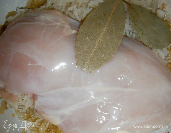 Затем, туда же, добавить промытый рис,  целое куриное филе и лавровые листья.  Залить 1,5 литра воды, довести до кипения, уменьшить огонь и варить, снимая пену, 20 - 30 минут.