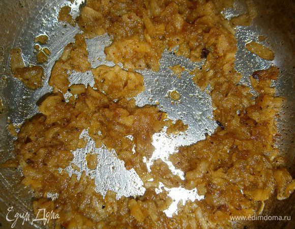 Яблоко очистить от кожуры и натереть на тёрке. Добавить карри и обжарить на 1 ст. л.  топлёного масла, постоянно помешивая.