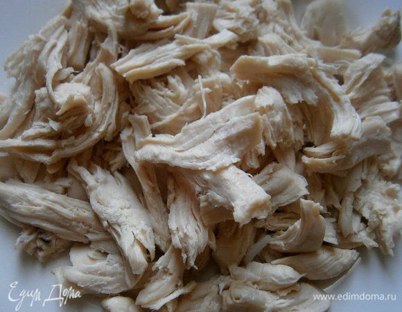 Суп, пока снять с огня, лавровые листья удалить.  Куриное филе вынуть, немного остудить и разделить на волокна.