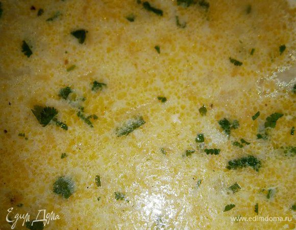 К рису  добавить яблочную смесь, мясо, влить молочный соус. Посолить по вкусу,  добавить нарезанную зелень кинзы,  перемешать. Довести до кипения и выключить огонь. Дать немного остыть и можно подавать!
