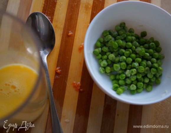 Приготовила горошек и взбила вилкой яйцо.