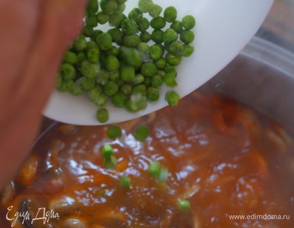 Тем временем картофель сварилась, выливаю заправку в кастрюлю, добавляю обжаренные грибы. Закладываю рис и продолжаю варить до готовности риса (в зависимости от сорта риса). У меня рис сварился за 15 минут.