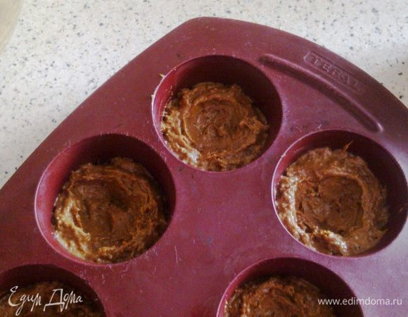 ...у меня силиконовая форма...я её никогда не смазываю...выложить по 1 столовой ложке теста и сделать в нём небольшое углубление (всего получилось теста на 5 кексиков)...