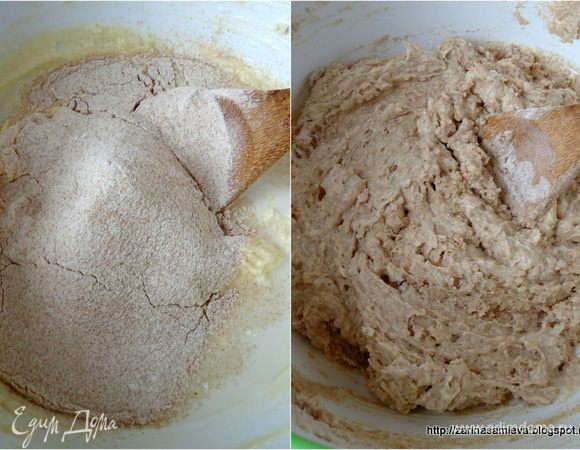 Муку просеять вместе с разрыхлителем и замесить тесто.