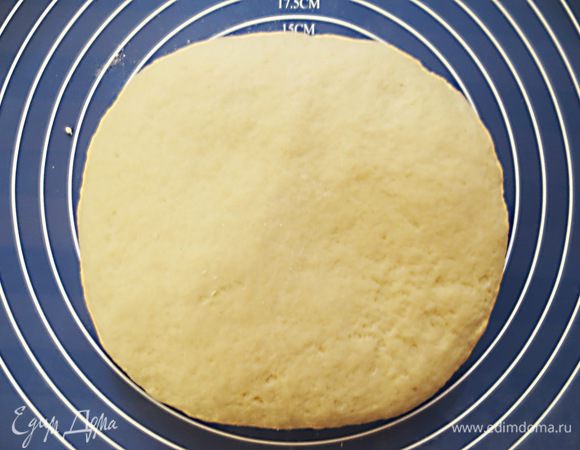 Добавить оставшуюся муку и замесить тесто. Накрыть тесто и оставить в холодильнике на 1 час отдохнуть.