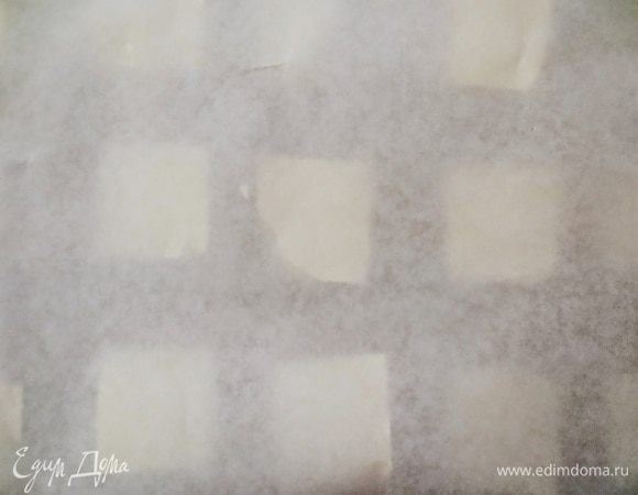 Сверху накрыть другим листом бумаги