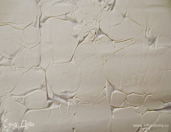 Раскатать масло скалкой 