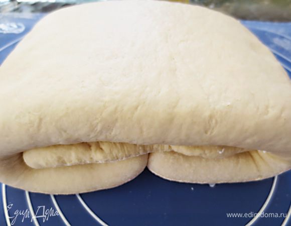 Затем вновь раскатать и вновь сложить конвертиком, поставить в холодильник на 4 часа. И вновь раскатать, свернуть конвертиком и положить в холодильник на 4 часа