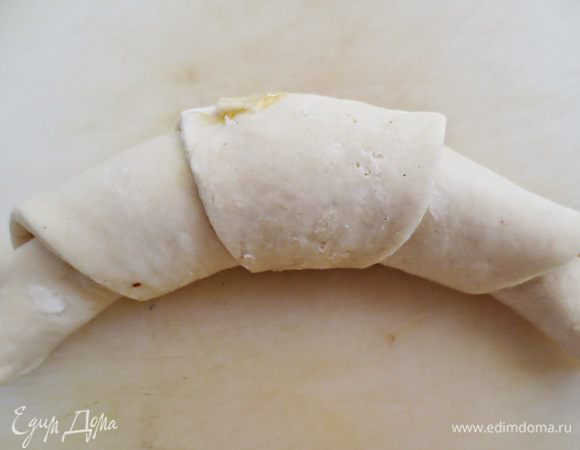 Закрутить. Противень застелить бумагой для выпечки и выложить круассаны Оставить на 1 час, круассаны должны увеличиться вдвое