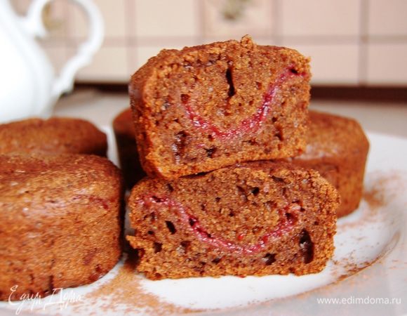 ...а когда я разрезала один для фото, то увидела что он мне улыбается!!! )))...муж так и не смог угадать из чего кексы...хотя вариантов у него было много...)))) Когда я всё же сказала - был оооочень удивлён...по вкусу совсем не понятно что он из пряников...