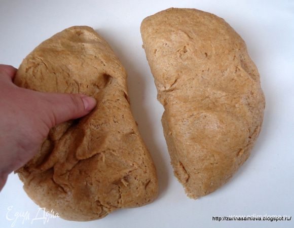 Выложить тесто на рабочую поверхность и разделить на четыре части.
