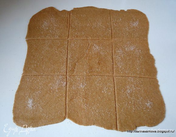 Из каждой части раскатать пласт квадратной формы. Присыпать его сахаром и разделить на девять частей.
